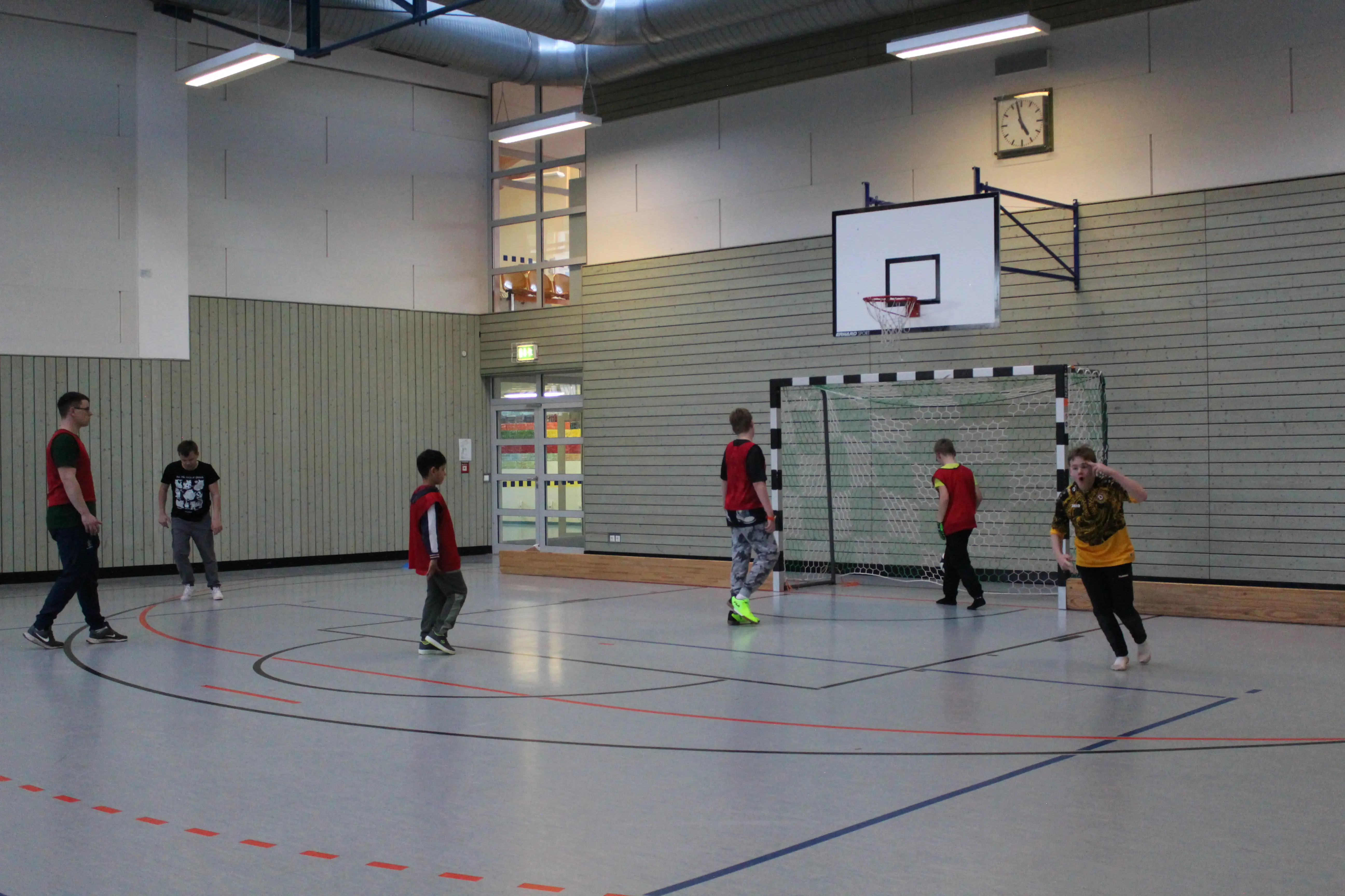 Junge jubelt beim Sport in der Halle