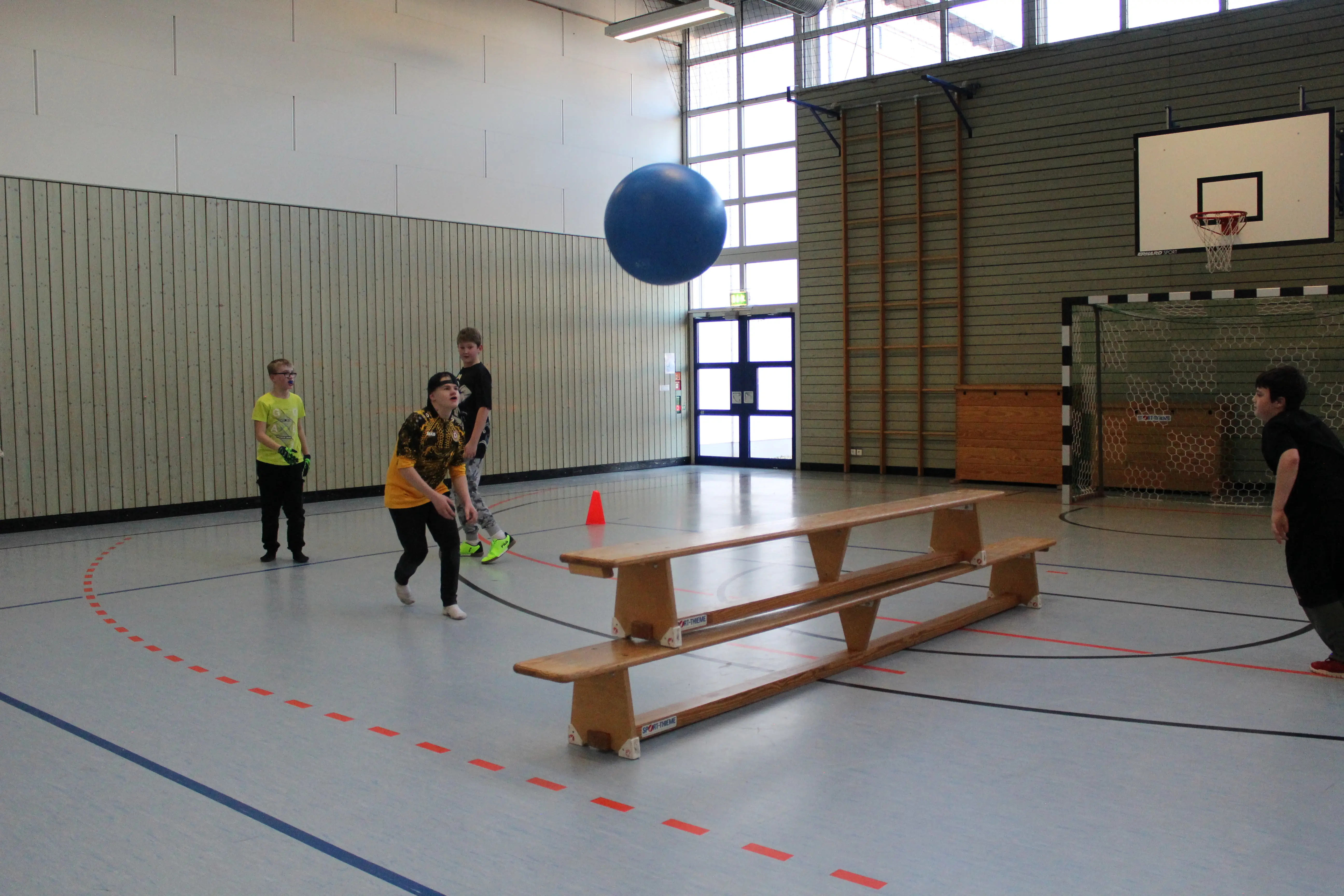 Trainer begleitet Kinder beim Sport
